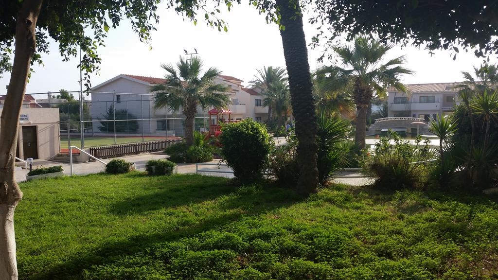 Crown Resorts Henipa Larnaca Exterior foto
