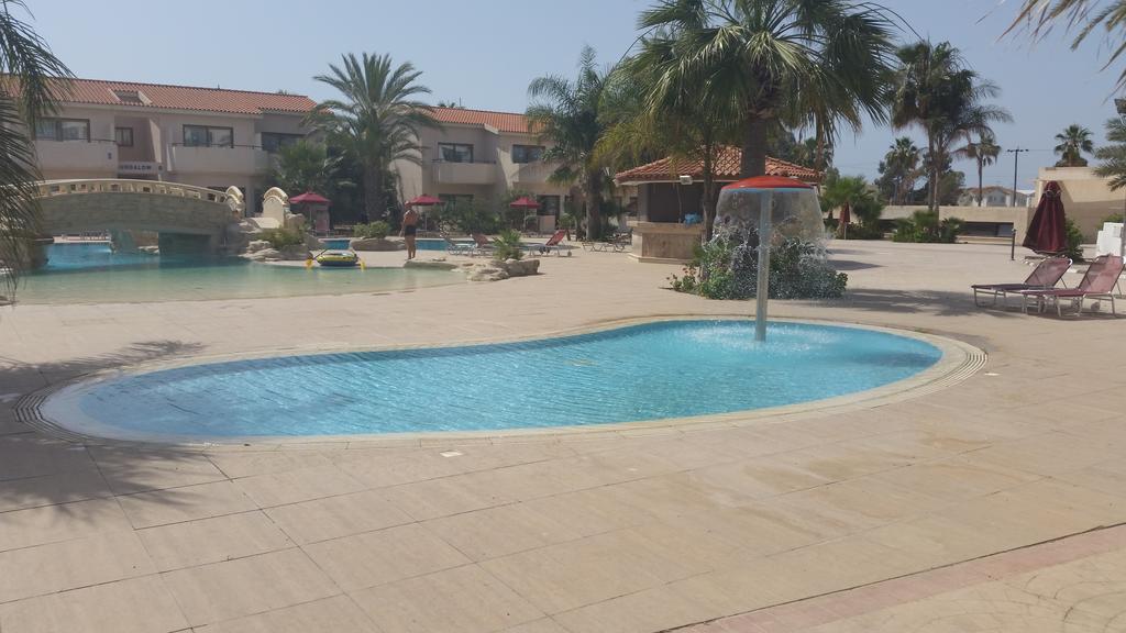 Crown Resorts Henipa Larnaca Exterior foto