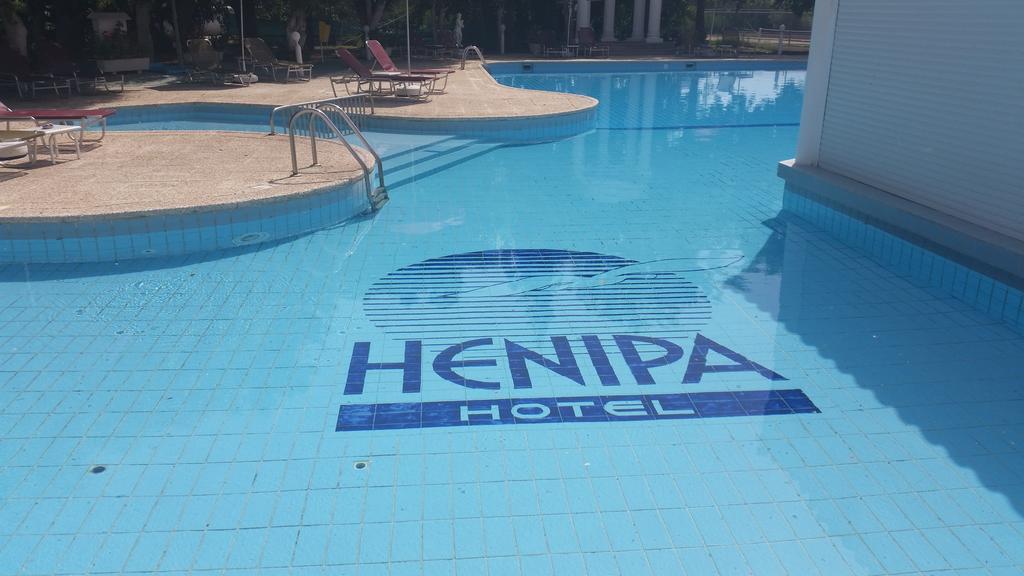 Crown Resorts Henipa Larnaca Exterior foto