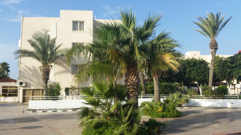 Crown Resorts Henipa Larnaca Exterior foto
