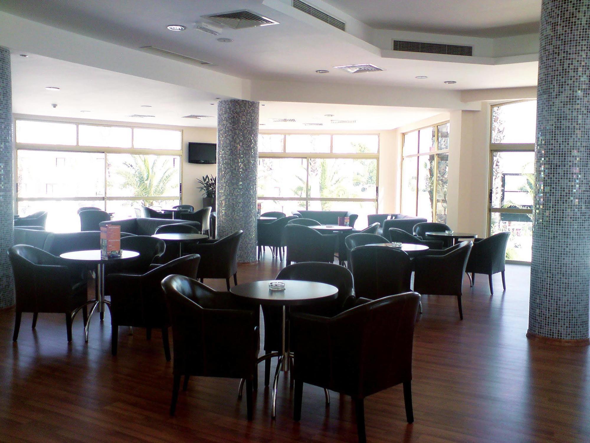 Crown Resorts Henipa Larnaca Exterior foto