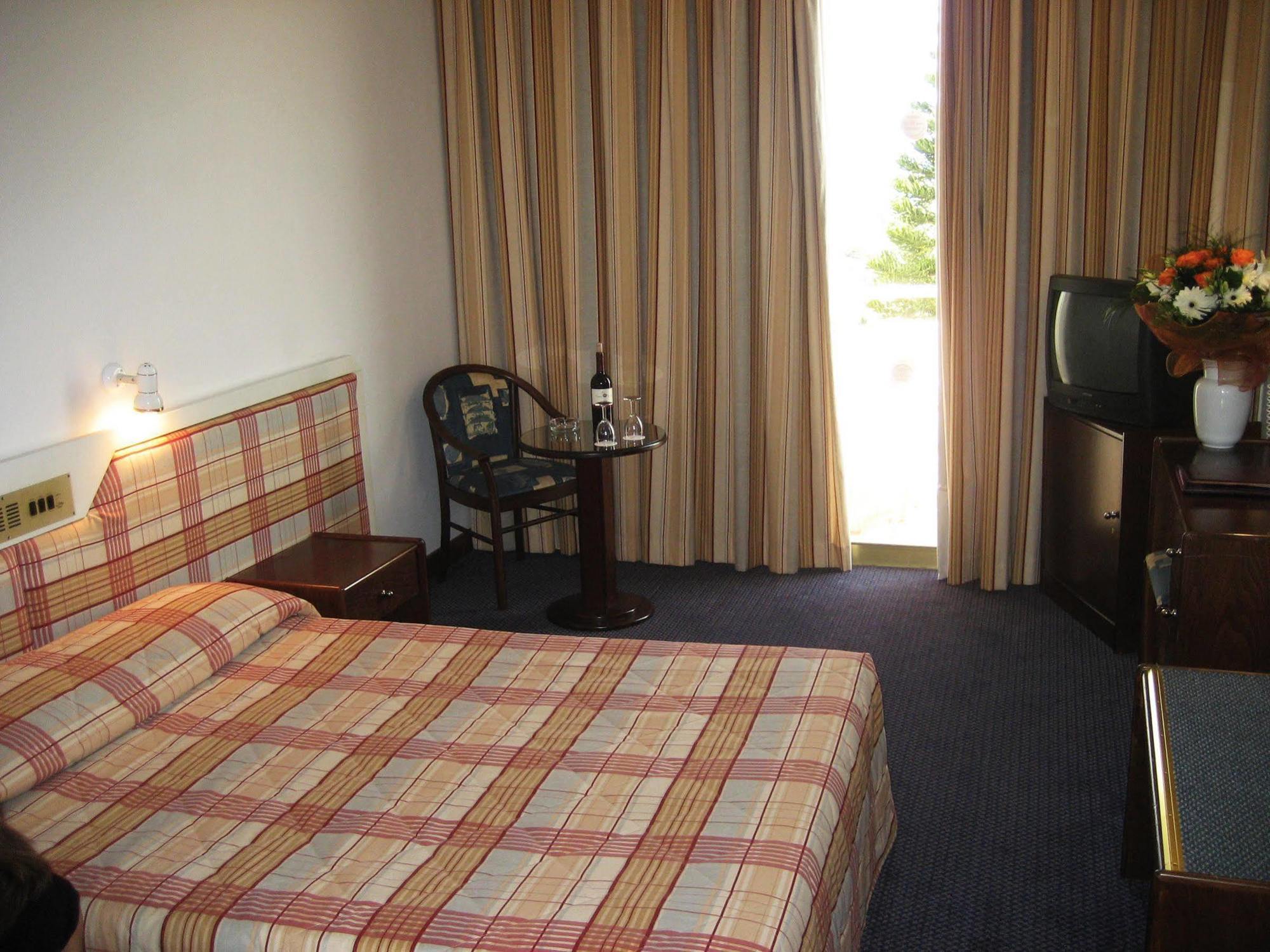 Crown Resorts Henipa Larnaca Exterior foto