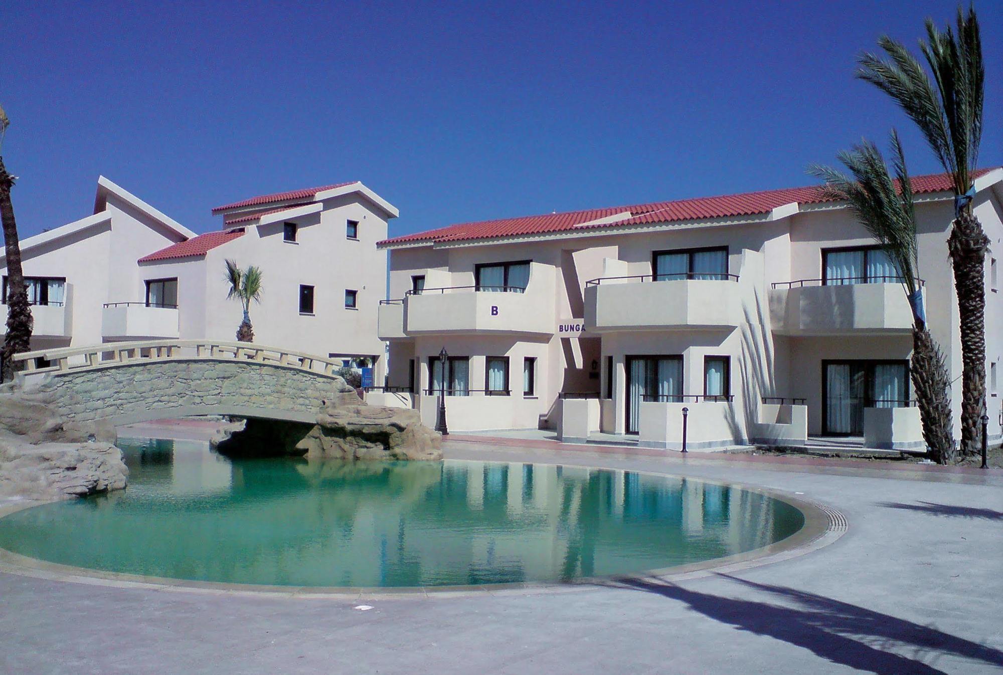 Crown Resorts Henipa Larnaca Exterior foto